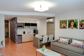 Leilighet – executive, byutsikt | Oppholdsrom | Smart-TV