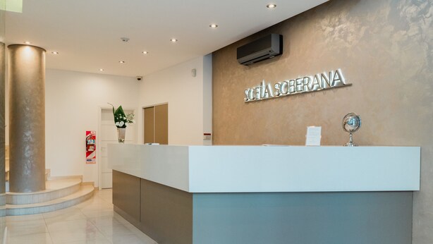 A modern reception desk with a nameplate reading "SOFIA SOFERANA". - Hotel Boutique Sofia Soberana (Bahia Blanca)