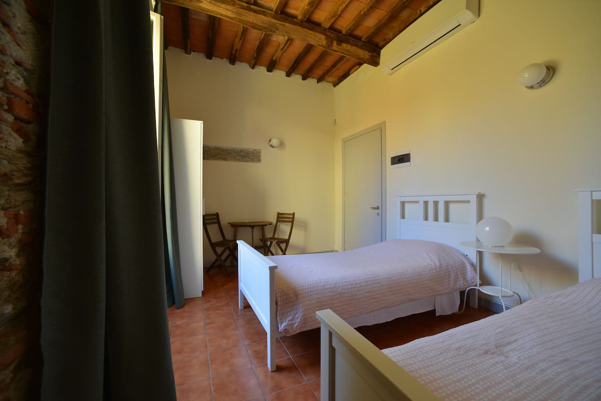 Twin Room, Shared Bathroom | Katil lipat simpan/tambahan, Wi-fi percuma, cadar katil 