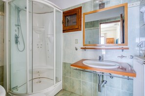 Deluxe kamer | Badkamer | Een douche, gratis toiletartikelen, een haardroger, handdoeken