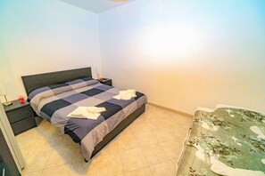 Classic-Vierbettzimmer | Schreibtisch, Bettwäsche
