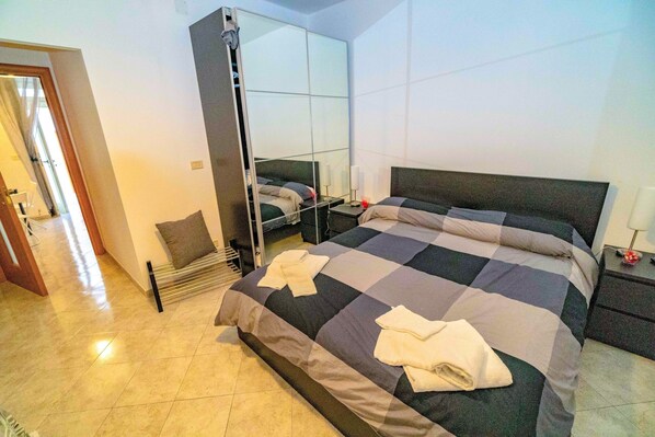 Classic-Vierbettzimmer | Schreibtisch, Bettwäsche