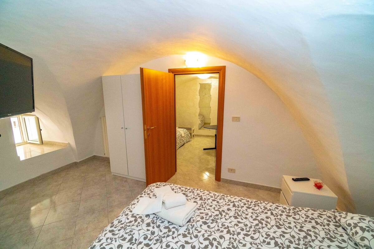 Vierbettzimmer | Schreibtisch, Bettwäsche