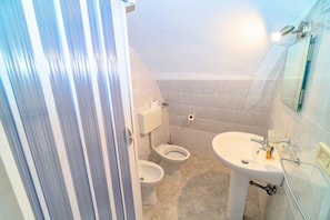 Vierbettzimmer | Badezimmer | Dusche, Bidet, Handtücher