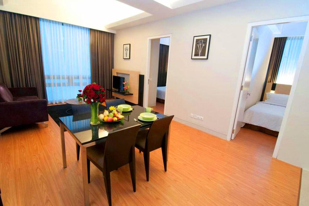 Une chambre d’hôtel moderne comprenant un coin repas, un canapé et un lit.