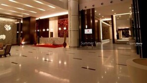A spacious lobby with a polished floor, a red carpet, and a large pillar. - Swiss Garden Apex Suites Bukit Bintang (Kuala Lumpur)