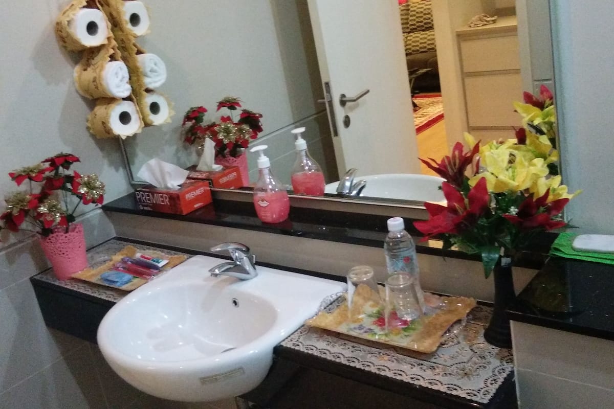 Shower, perlengkapan mandi gratis, pengering rambut, dan jubah mandi