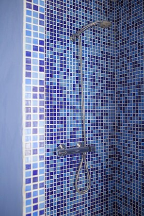 Dreibettzimmer (Bueges) | Dusche im Bad