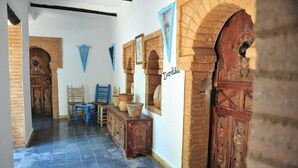 Un pasillo con un banco de madera, una mesa y un letrero que dice "Darthle".