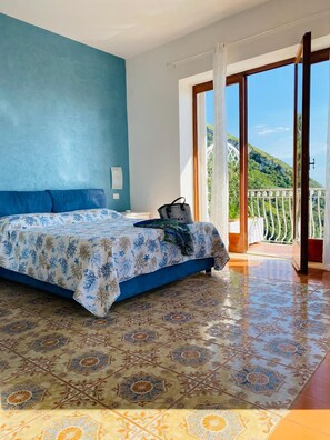 In-room safe, soundproofing, free WiFi, bed sheets