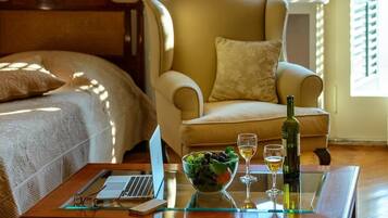5 bedrooms, in-room safe, desk, blackout curtains