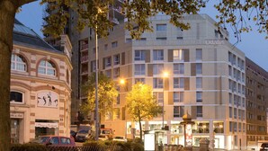 A multi-story hotel with a modern facade, a ground-level restaurant, and a visible entrance. - Appart'hôtel Odalys City - Le Mans Centre Palais des Congrès (Le Mans)