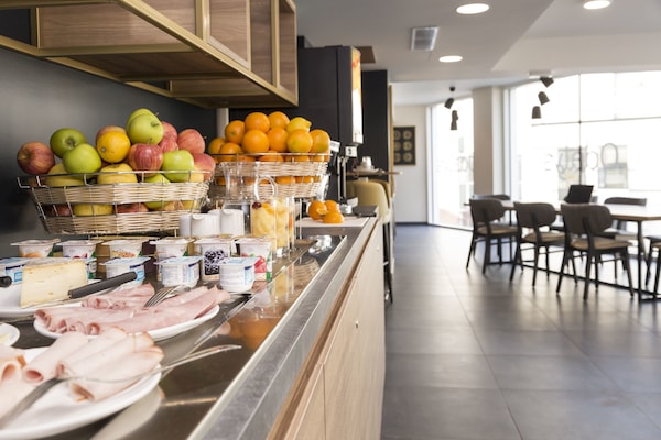 Colazione a buffet, servita tutte le mattine (18 EUR a persona)