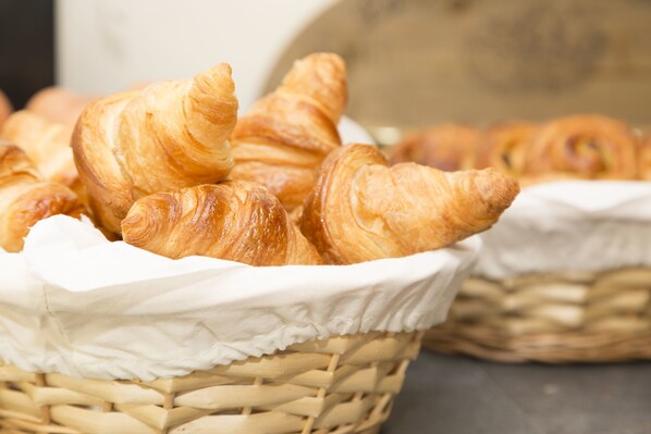 A basket filled with croissants. - Appart'hôtel Odalys City - Le Mans Centre Palais des Congrès (Le Mans)
