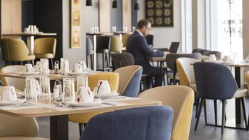 Desayuno buffet (EUR 18 por persona)