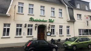 Ein Gebäude mit einem Schild, auf dem