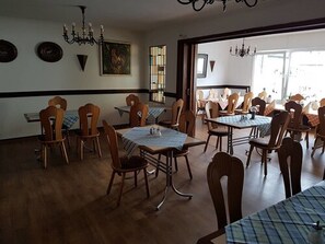 فطور من الأطباق المحلية مجانًا يوميًا