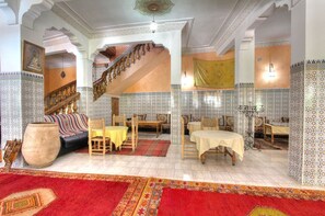 Aamiainen, lounas ja illallinen; paikallinen keittiö 