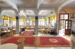 Frokost, lunsj og middag serveres, lokale retter 