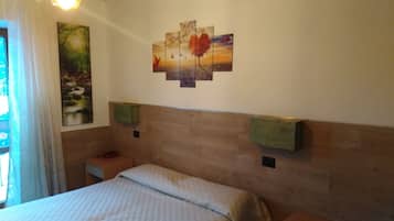Ein Schlafzimmer mit einem Bett, einem Wandbild und einem Holzkopfende.