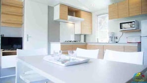 Mobile Luxury-Unterkunft, 3 Schlafzimmer (Ohara) | Eigene Küche | Kühlschrank, Mikrowelle, Herdplatte, Kochgeschirr/Geschirr/Besteck