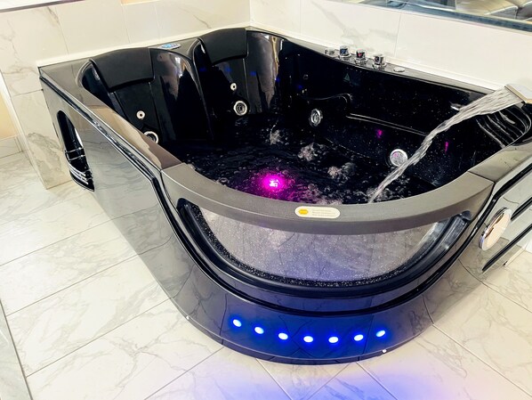 Standard Room, 1 King Bed, Jetted Tub | Jetted tub - Falls Lodge and Suites (Niagara Falls)