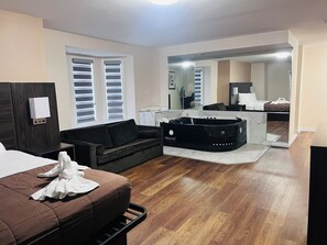 Standard Room, 1 King Bed, Jetted Tub | Free WiFi, bed sheets - Falls Lodge and Suites (Niagara Falls)