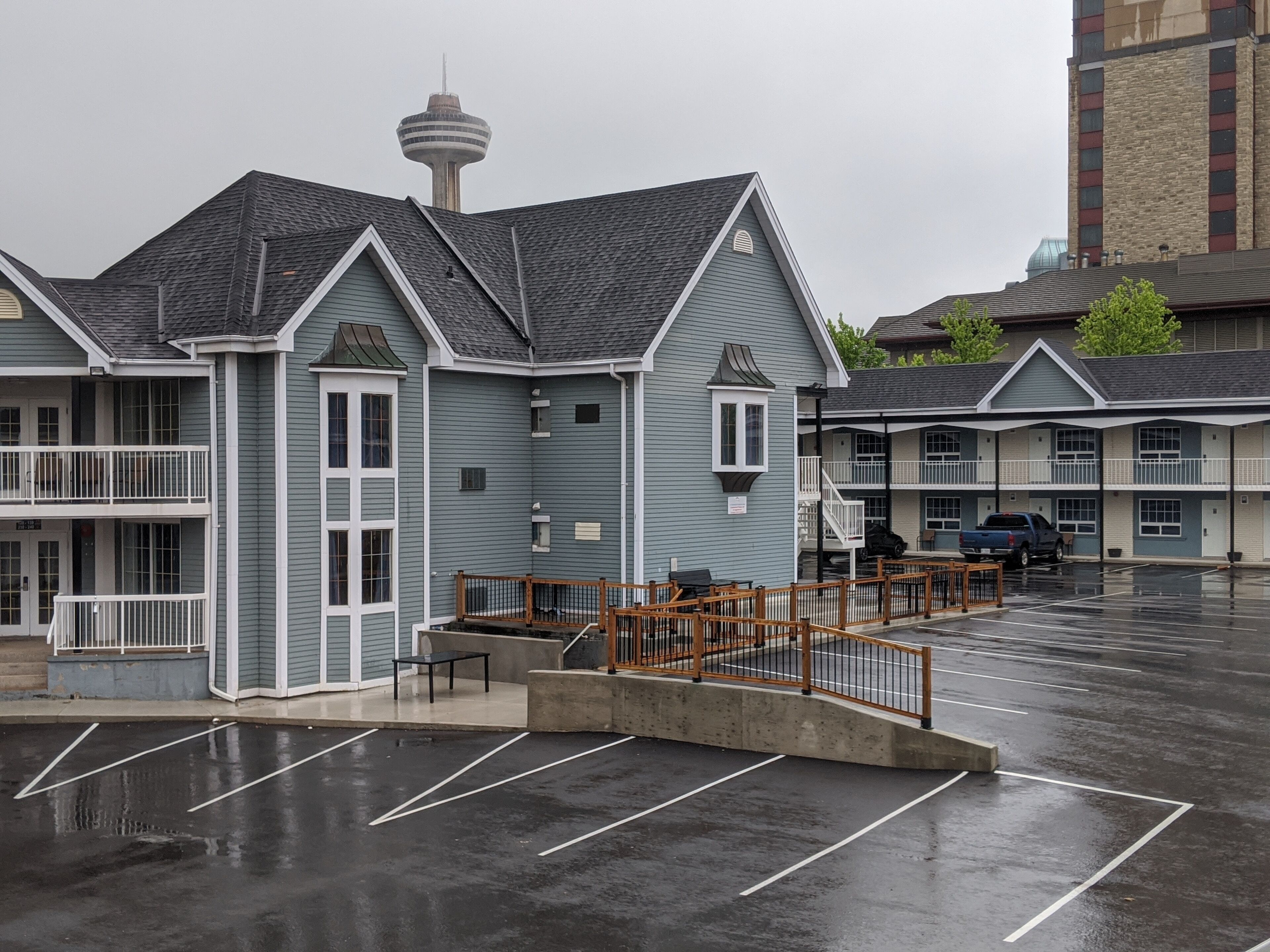 Foto - Falls Lodge & Suites