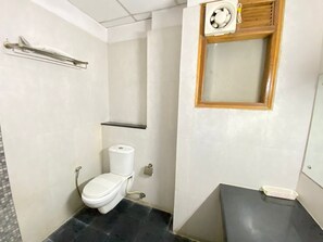 Phòng Deluxe, quang cảnh thành phố | Phòng tắm | Buồng tắm vòi sen, đồ dùng nhà tắm miễn phí, khăn tắm, xà phòng