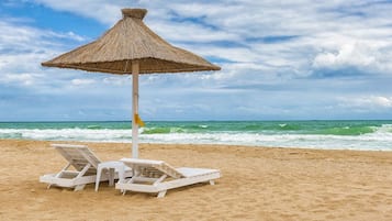 Servicio gratuito de transporte a la playa, tumbonas y sombrillas