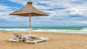 Antar-jemput gratis ke pantai, kursi berjemur, dan payung pantai