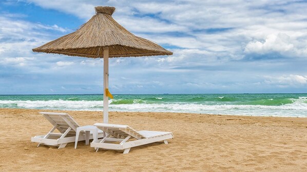Een gratis shuttleservice van/naar het strand, ligstoelen, parasols