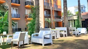 2 kolam renang outdoor, dengan payung kolam renang dan kursi berjemur