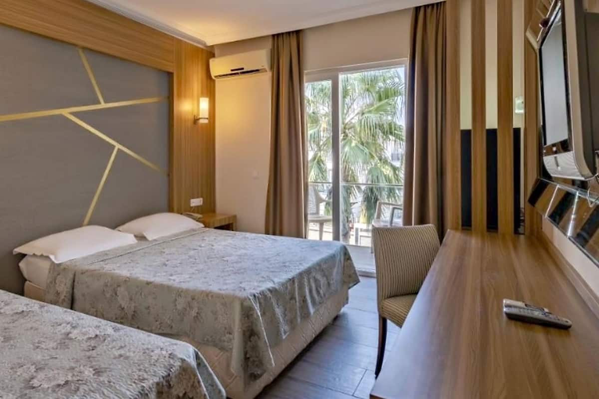 Minibar, blackout curtains, soundproofing, free WiFi