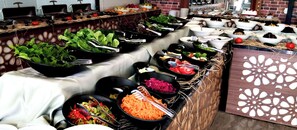 2 restaurants, serveren ontbijt, lunch, diner, internationale gerechten