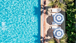 2 buitenzwembaden, parasols bij het zwembad en ligstoelen