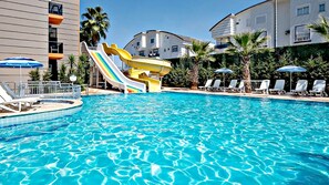 2 piscinas al aire libre, sombrillas, sillones reclinables de piscina