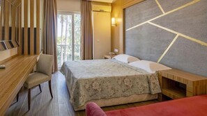 Minibar, tirai kedap cahaya, kedap suara, dan Wi-Fi gratis