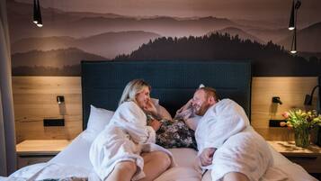 Hypo-allergenic bedding, in-room safe, desk, blackout curtains