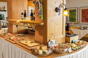 Daily buffet breakfast (EUR 5.2 per person) - Panoramahotel Grobauer (Spiegelau)