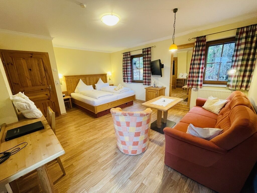 基础双人房, 1 张大床, 无烟房, 山景 | 防过敏的被褥、客房内保险箱、办公桌、遮光窗帘