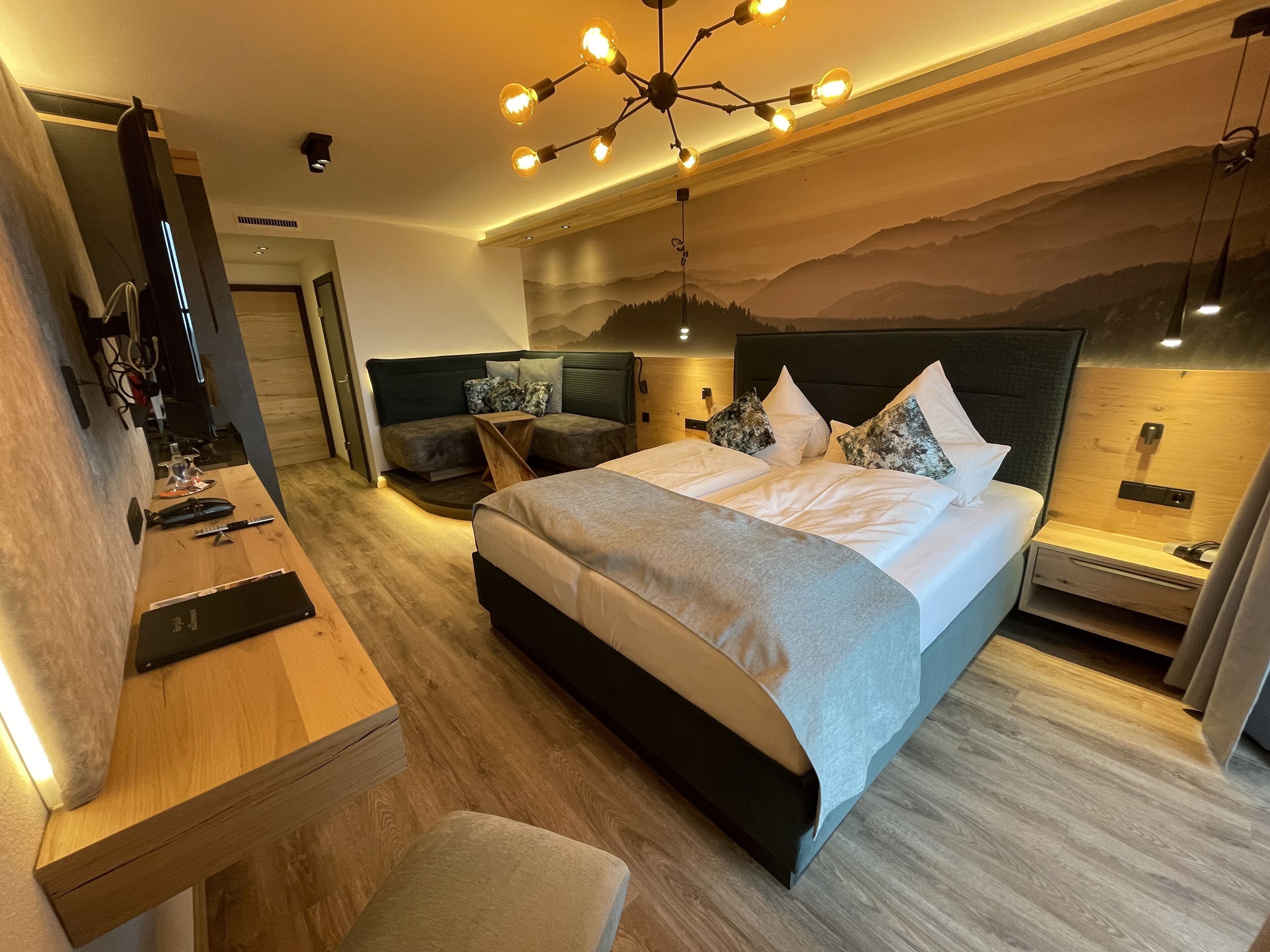 Hypo-allergenic bedding, in-room safe, desk, blackout curtains