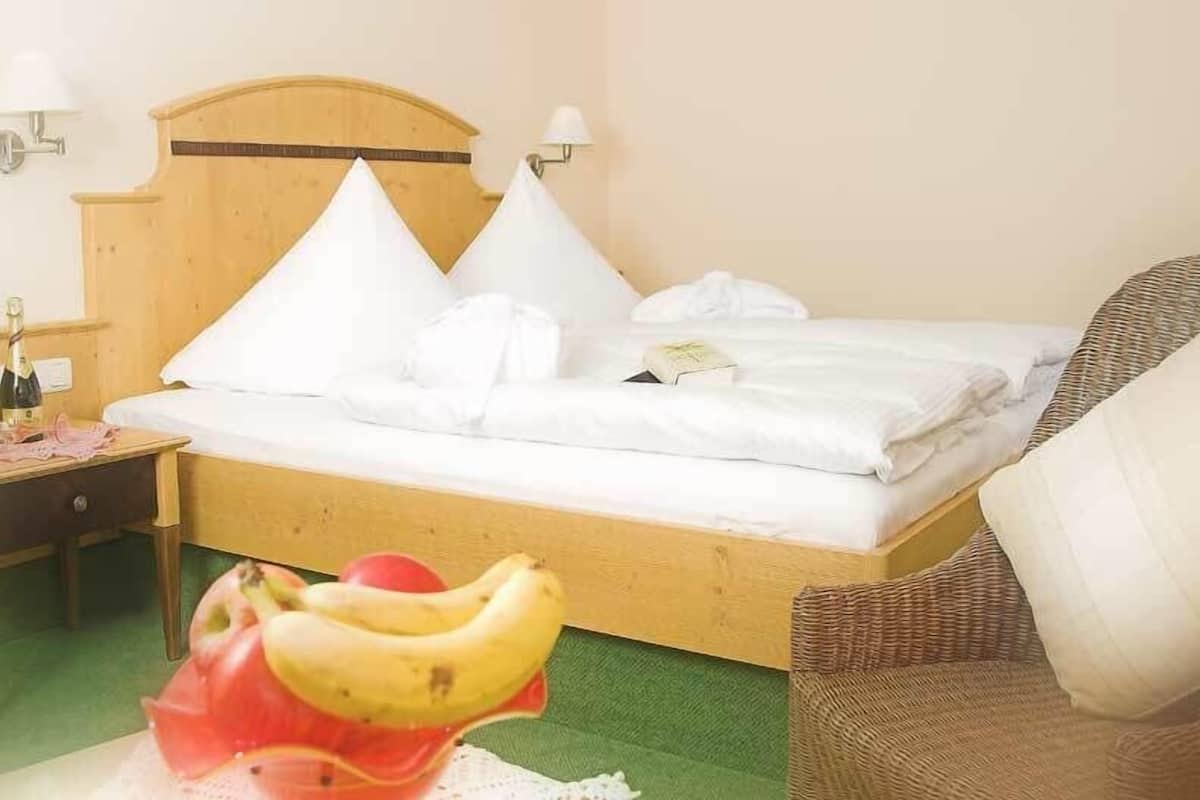 Hypo-allergenic bedding, in-room safe, desk, blackout curtains