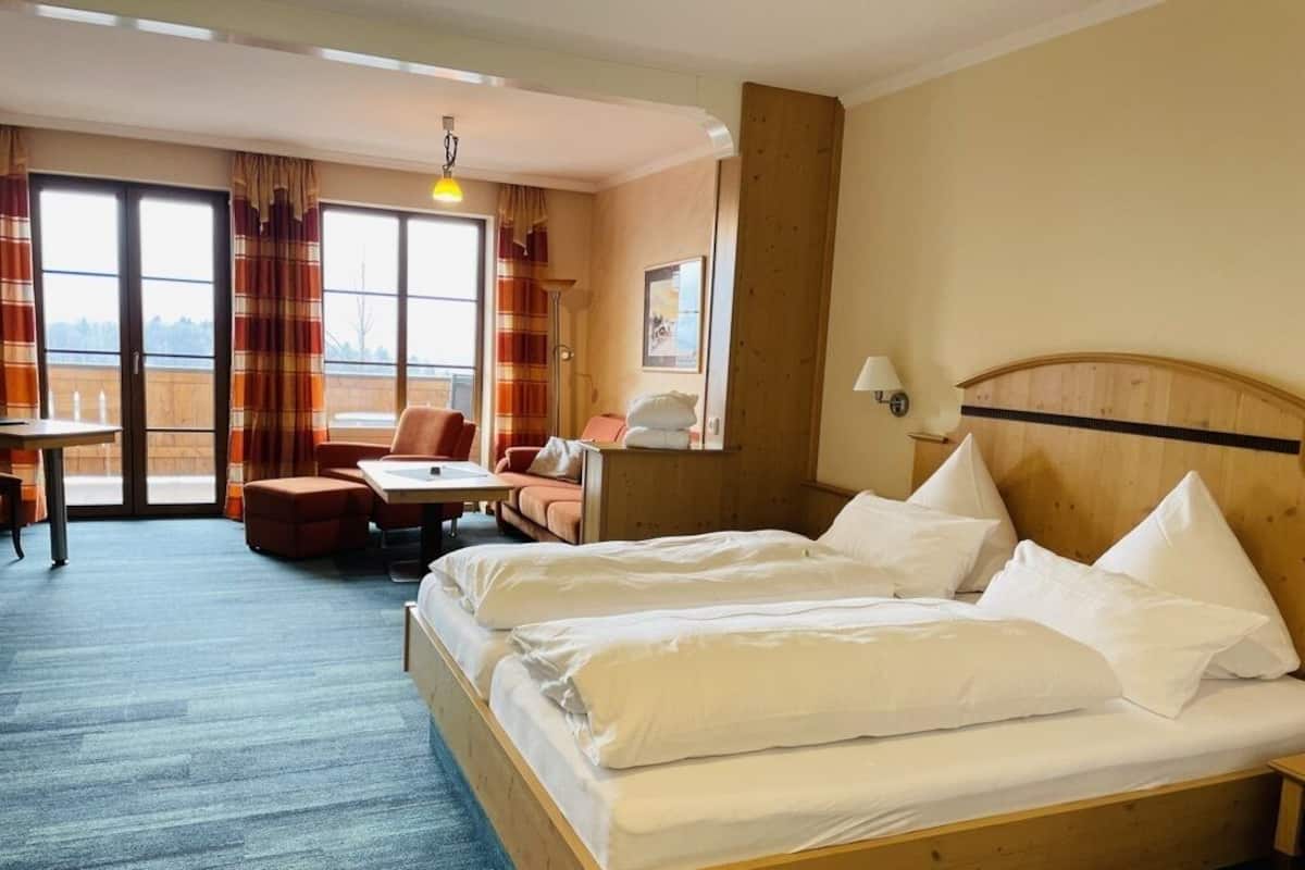 Hypo-allergenic bedding, in-room safe, desk, blackout curtains