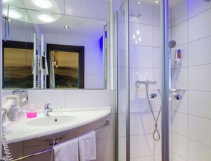 Quarto casal conforto | Banheiro | Chuveiro, secador de cabelo, toalhas de banho, sabonete