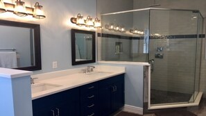 Combined shower/tub, jetted tub, hair dryer, towels