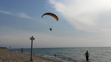 靠近海滩、沙滩椅