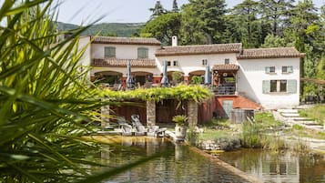 Kolam renang indoor dan kolam renang outdoor musiman