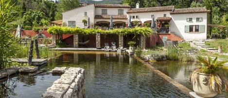 Een binnenzwembad en een seizoensgebonden buitenzwembad