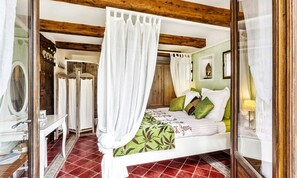 A room with a bed, a wooden ceiling, a green patterned bedspread, and a white canopy. - Chambres d'Hôtes Mas La Jaïna (Bargemon)